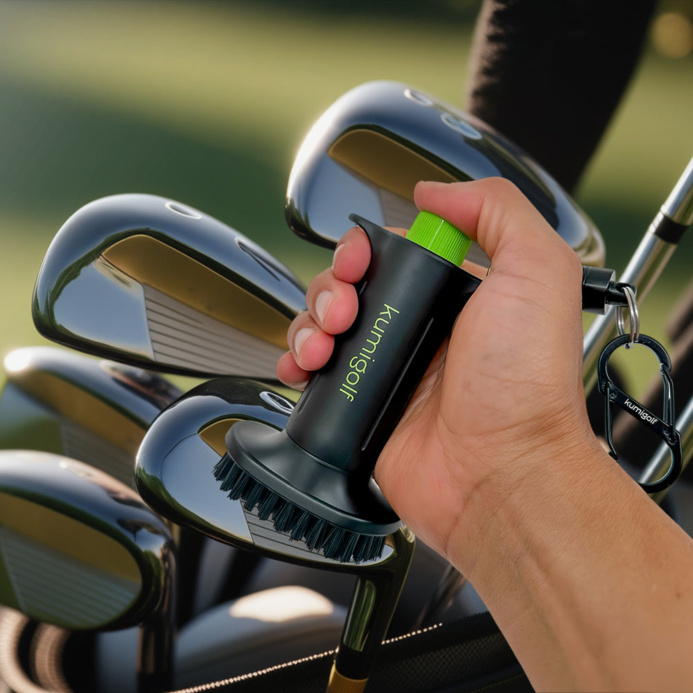 golfschlägerpflege mit der kumigolf golfbürste direkt auf dem platz – saubere schläger nach jedem schlag